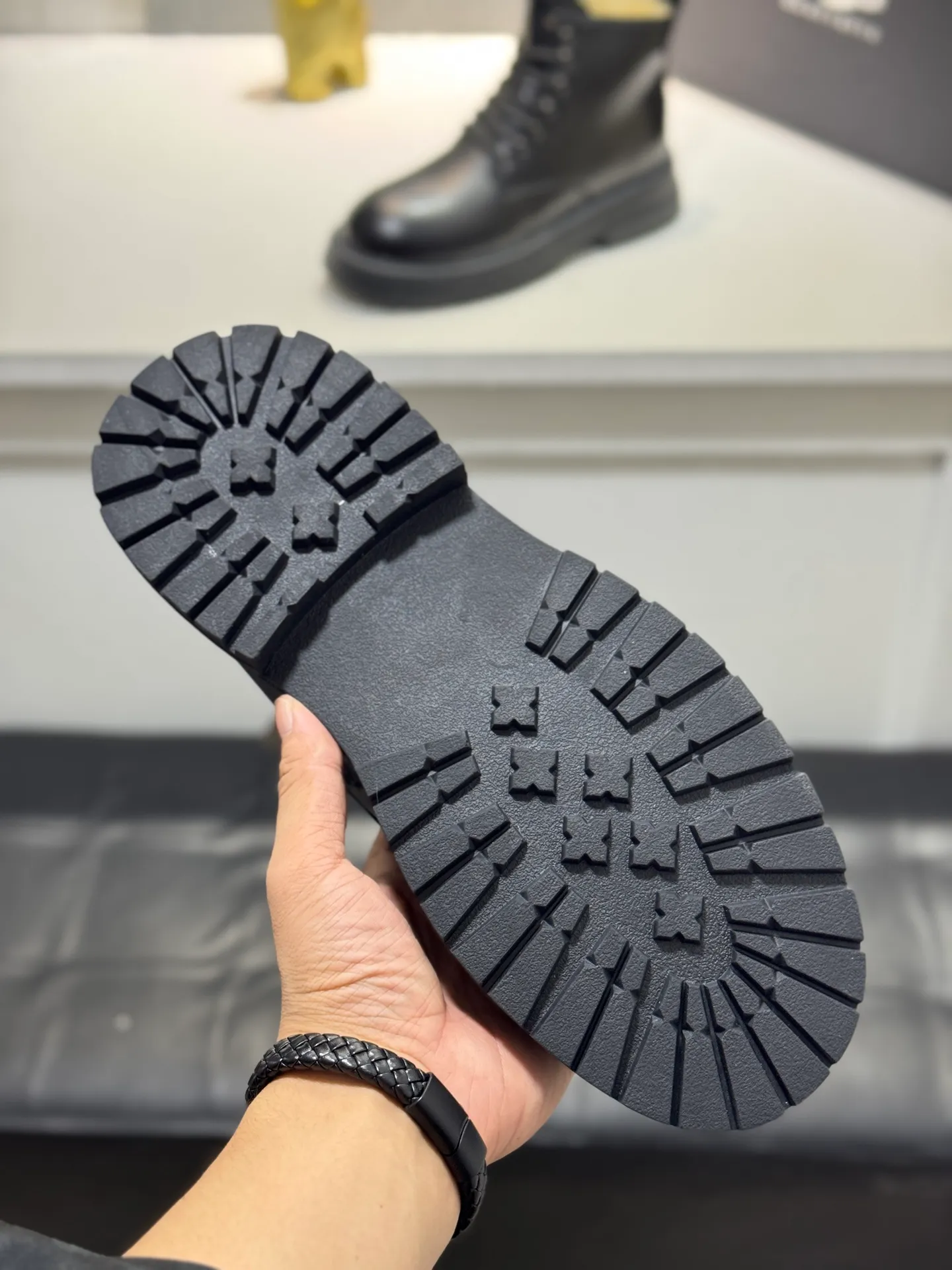 Men's men's shoes 💰660 [New style] 🦥🦥UGG - high-end quality 🔥Australian imported wool 🔥Full fur original single entry and exit counter without pressure, let you feel no replacement 💏The upper is made of first-layer cowhide 'all original Australian wool' Strict men's boots thick wool can be distinguished by the naked eye 💓Real wool keeps warm and does not smell like feet, warms the whole winter ✨Carefully crafted for those who know the goods🔥Size: 38-44 (45 customized